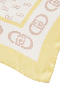 Pañuelo cuadrado de seda con un borde amarillo y un área central blanca con patrones circulares entrelazados en suave rosa. Textura suave.