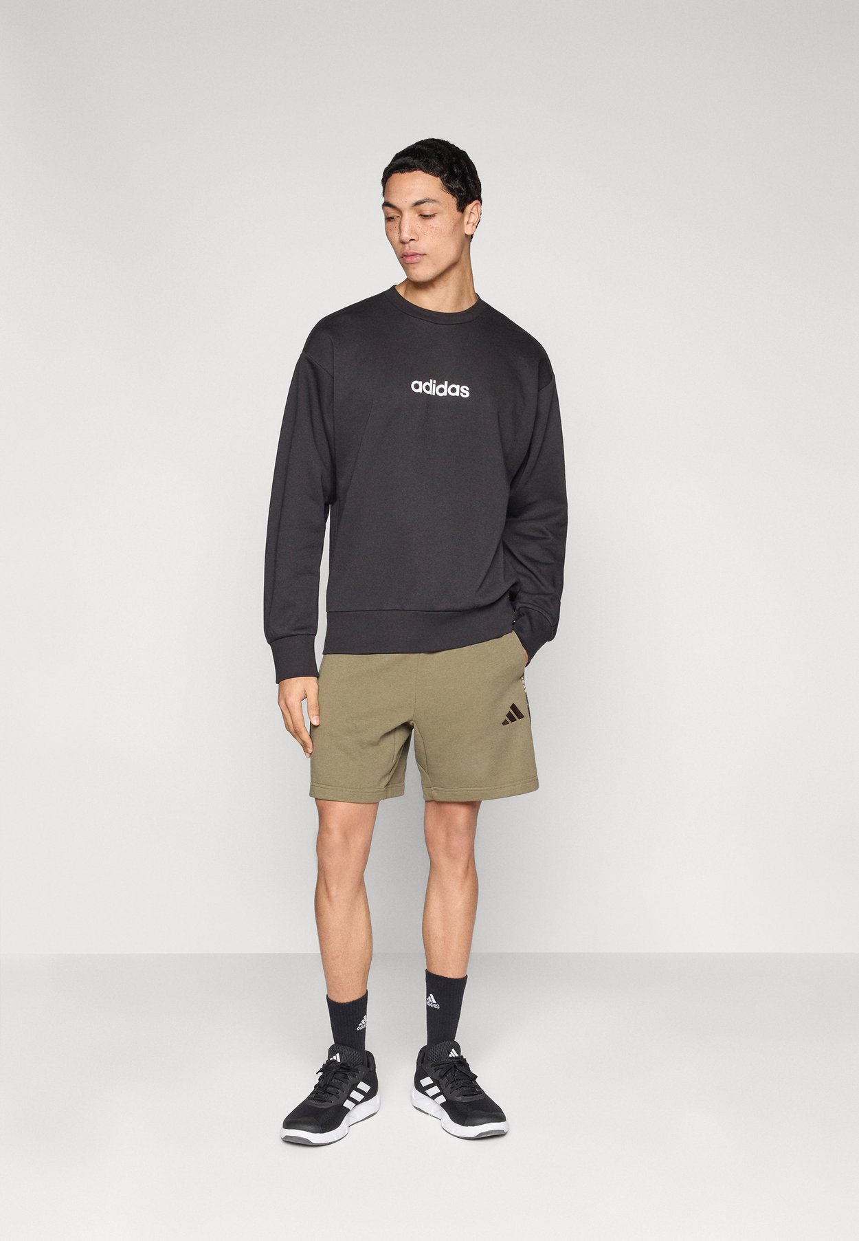 ESSENTIALS LINEAR FLEECE