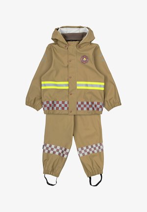 Khaki nepremokavý set plášťa a nohavíc do dažďa, ktorý obsahuje reflexné pruhy, kockované detaily, nastaviteľné manžety a kapucňu. Emblém hasiča na kabáte.
