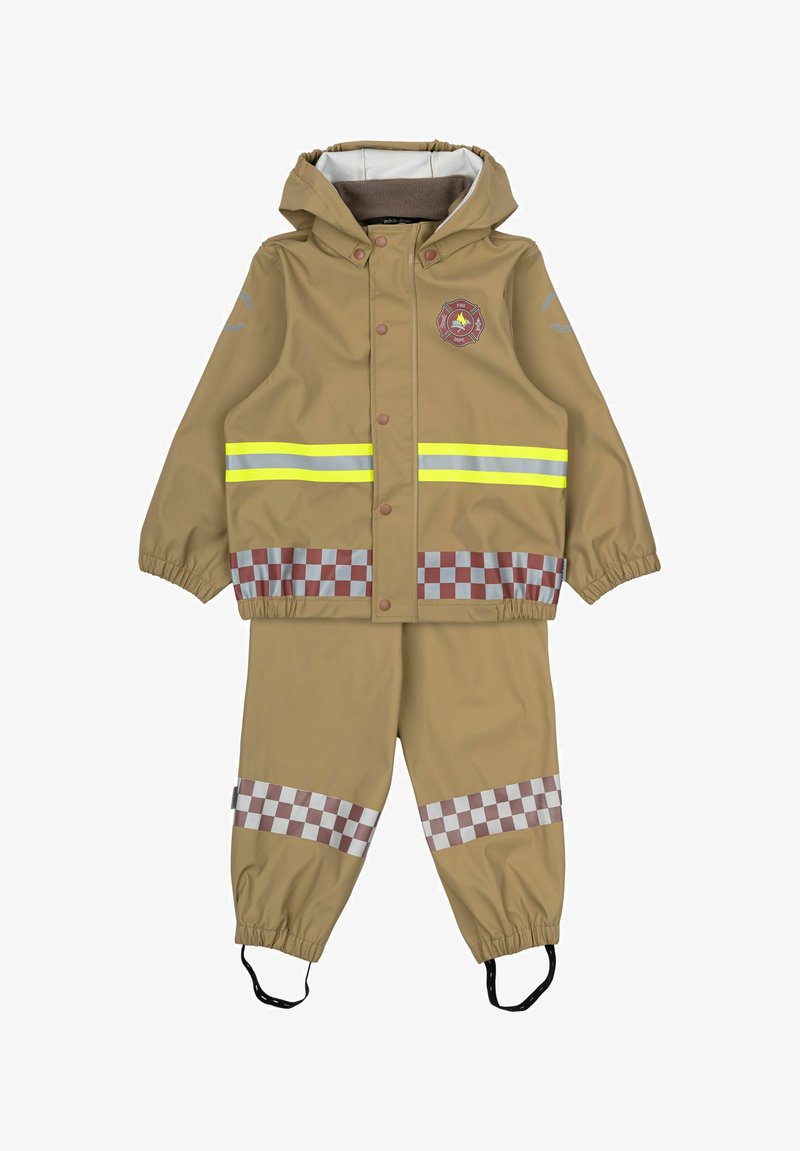 Khaki waterdichte regenjas en broeken set, met reflecterende strepen, geruite accenten, verstelbare manchetten en een capuchon. Brandweerman-embleem op de jas.