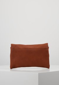 Borsa a pochette rettangolare in pelle marrone con superficie testurizzata e pattina, esposta su un piedistallo bianco su uno sfondo semplice.