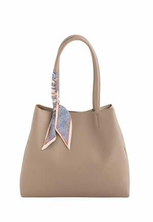 Sac cabas en cuir taupe avec de longues anses, orné d'un foulard à motif bleu et blanc noué à une anse.