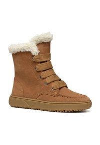 Botas de tobillo de ante marrón con forro de pelo sintético, punta redonda, diseño de cordones de seis ojales y suela de goma texturizada para mayor agarre.