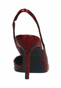 Chaussure à talons hauts rouge imprimé serpent avec un design à bride arrière, bout pointu et un talon aiguille noir élégant. Détails de surface texturée visibles.