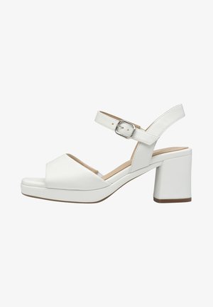 Weiße Ledersandale mit Blockabsatz, offenem Zehenbereich, Knöchelriemen mit silberner Schnalle und gepolsterter Sohle.