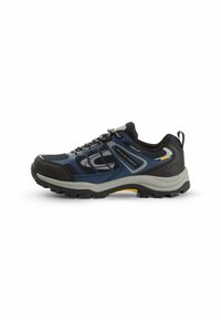 Buty outdoorowe z ciemnoniebieską siateczką na cholewce, czarnym gumowym noskiem, szarym śródpodeszwą i teksturowaną podeszwą z żółtymi akcentami.