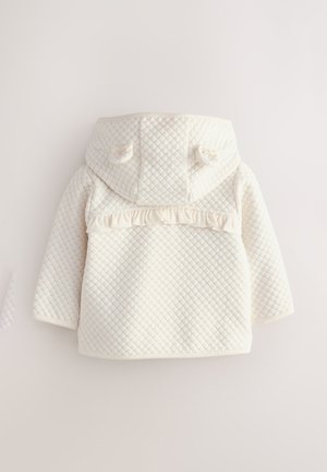 Chaqueta blanca acolchada con capucha, con un detalle fruncido en la parte trasera y cierres de botón de palanca. Textura suave con un diseño limpio y sencillo.