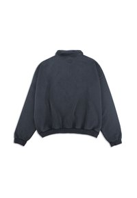 Přerostlý tmavě šedý svetr s vysokým límcem, žebrovanými manžetami a lemem. Texturovaná látka s minimalistickým designem, bez viditelných log nebo vzorů.