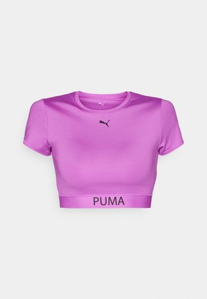 Top de deporte recortado en púrpura, hecho de tejido suave, con mangas cortas, cuello redondo, un logo negro de Puma en el pecho y una cinturilla con la marca.