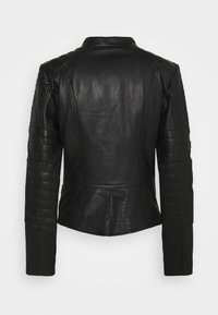 Svart lädermotorcykeljacka med en något figursydd design, med quiltade detaljer på axlar och ärmar, samt en hög krage.