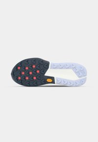 Suola in gomma nera e grigia con motivi di trazione rossi e bianchi, dotata di logo Vibram. Superficie texture per presa e durabilità.