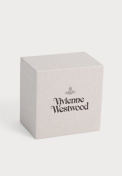 Φωτεινό γκρι κουτί με το λογότυπο Vivienne Westwood και το σύμβολο σφαίρας τυπωμένα μαύρα στην μπροστινή πλευρά, σε απλό λευκό φόντο.