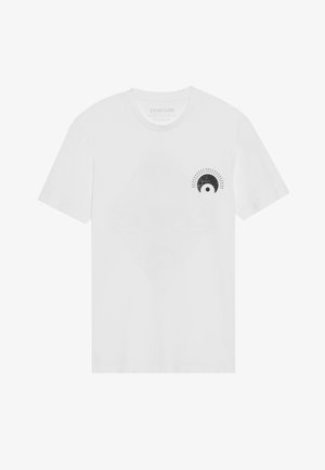 Fehér pamut póló rövid ujjakkal, bal mellen fekete grafikai dizájnnal. A dizájn félkör formájú, sugarakkal.