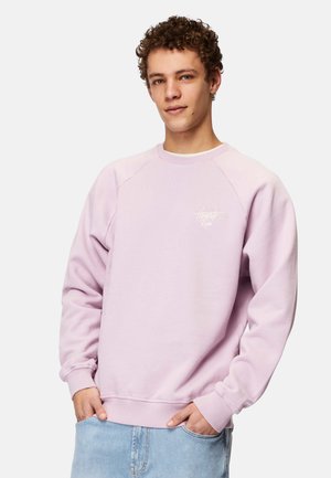 Lys lilla sweatshirt med ribbet halsudskæring og manchetter. Har et hvidt logo på brystet. Blødt stof og løs pasform.