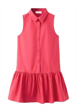Robe sans manches en tissu rose vif avec une patte de boutonnage à l’avant, un col classique et un ourlet évasé à volants. Texture lisse et coupe ajustée.