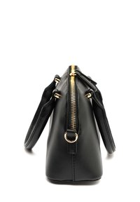 Mustakosketasku, jossa on ylävetoketju, kultaiset yksityiskohdat ja kaksoiskahvat. Sujuva pinta ja suorakulmainen muoto.