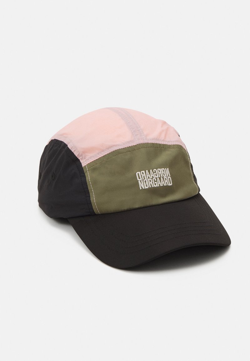 Casquette de baseball Cap avec visière et côtés noirs, panneau avant vert olive, dessus rose, et nom de marque brodé en blanc sur le devant.