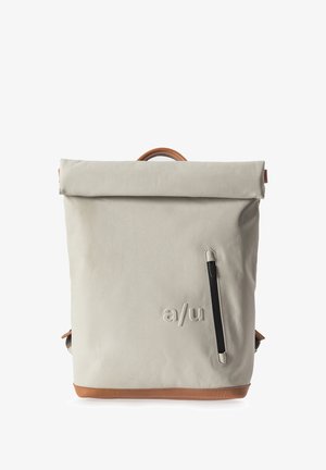 Grau Rolltop-Rucksack aus strapazierfähigem Stoff mit Lederboden. Verfügt über eine vordere Reißverschlusstasche und ein geprägtes Logo an der Vorderseite.
