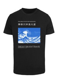 Juodas marškinėlis su „Didžiąją Kanagavos banga“ atvaizdu mėlyna spalva, su tekstu viršuje ir apačioje anglų ir japonų kalbomis.
