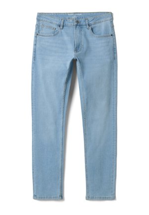 Lichtblauwe skinny jeans met knoop en rits aan de voorkant, vijfzakkenontwerp en riemlussen, plat gelegd op een witte achtergrond.