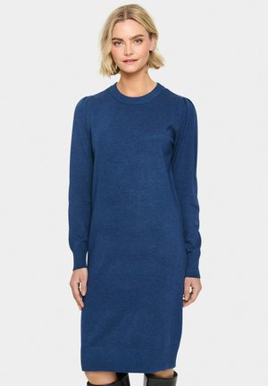 Vestido de punto azul con mangas largas, escote redondo y puños acanalados. Ajuste ligeramente holgado con un acabado texturizado. Diseño de longitud media.