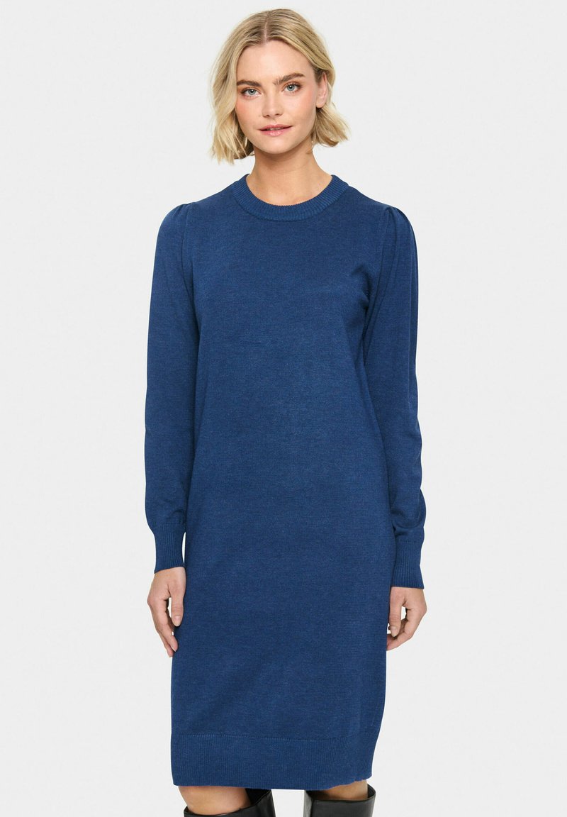 Abito blu a maglia con maniche lunghe, scollo rotondo e polsini a coste. Vestibilità leggermente ampia con una finitura testurizzata. Design di lunghezza media.