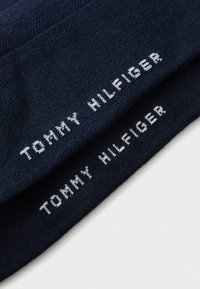 Ναυτικές κάλτσες από μαλακό ύφασμα, με το λογότυπο 'TOMMY HILFIGER' κεντημένο σε λευκό χρώμα, τοποθετημένο κοντά στον φάσο για αυξημένη ορατότητα.