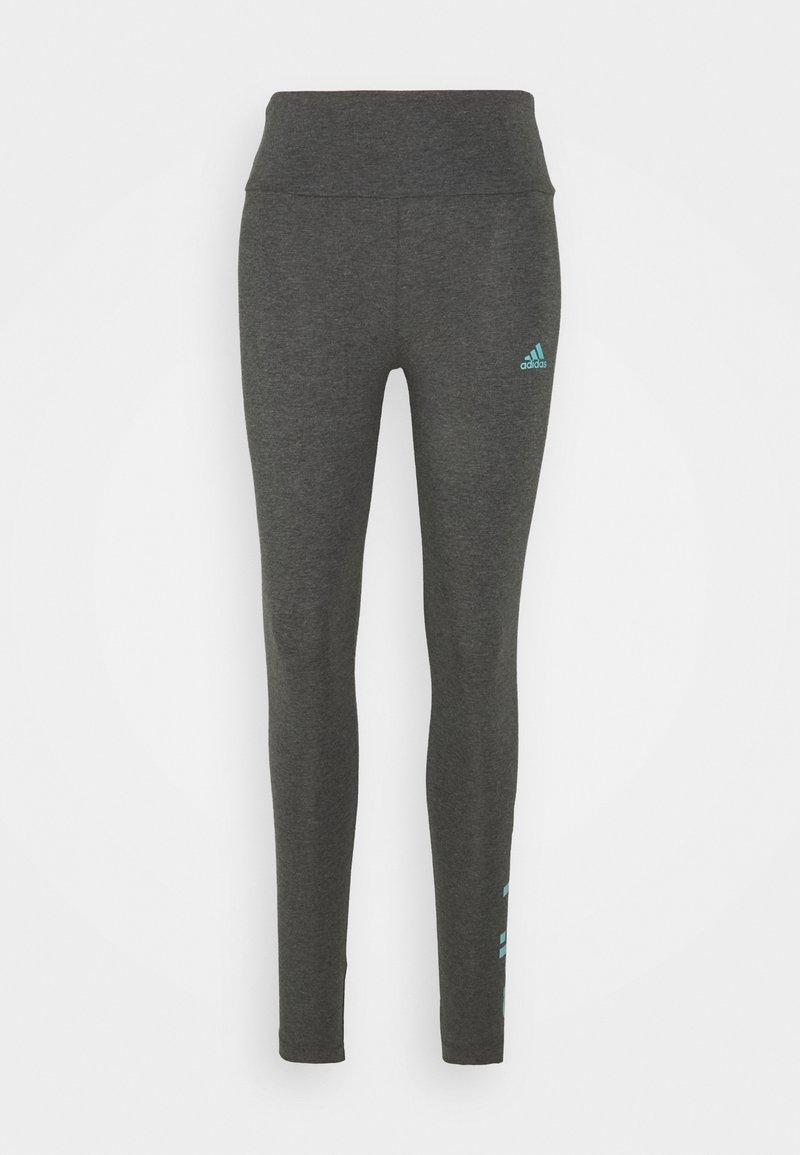 Mörkgrå leggings i stretchigt material, med hög midja och en turkos Adidas-logga på vänster höft och på nedre ben.