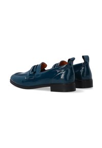 Dunkelblaue, glänzende Lederloafers mit einem dekorativen Schleifenakzent, niedriger schwarzer Ferse und glatter Textur, die ein klassisches, elegantes Design zeigen.