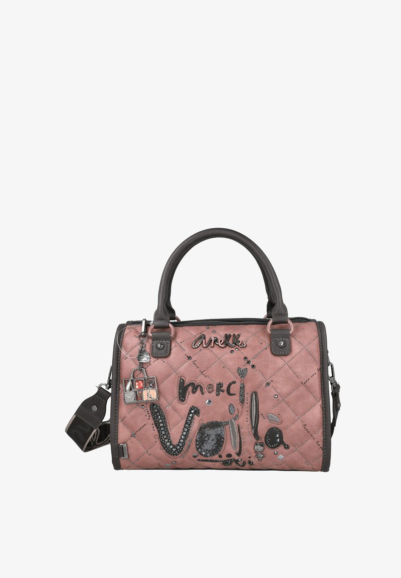 Bolso de mano acolchado rosa con acentos negros, que presenta texto decorativo, lentejuelas y una correa desmontable. El hardware incluye adornos de metal.