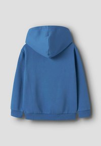 Niebieska bluza z kapturem, z długimi rękawami, ściągaczami przy mankietach i wzorze w talii, pokazana z tyłu na gładkim jasnoszarym tle.