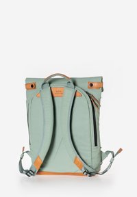 Zaino roll-top in morbido tessuto verde menta con dettagli in pelle marrone, spallacci regolabili doppi e un compartimento con zip su un lato.