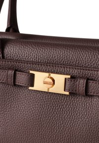 Dunkelbraune Lederhandtasche mit einer strukturierten Oberfläche, einer goldfarbenen Hardware-Schließe und genähten Akzenten entlang des Riemens und des Verschlusses.