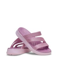 Lichte roze sandalen met drie brede glinsterende banden en een dikke, gewatteerde zool, met een open achterkant en een gestructureerde voetbed.