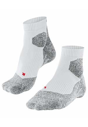 Chaussettes de sport blanches avec des accents texturés gris, un bord côtelé, des zones rembourrées et un logo rouge sur le côté. Design longueur cheville.