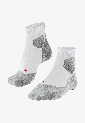 Calcetines deportivos blancos con detalles texturizados grises, puño acanalado, zonas acolchadas y un logotipo rojo en el lateral. Diseño a la altura del tobillo.