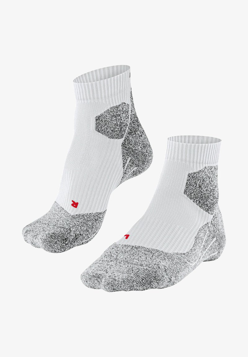 Weiße Sportsocken mit grauen, strukturierten Akzenten, gerafftem Bündchen, gepolsterten Bereichen und einem roten Logo an der Seite. Knöchellanges Design.