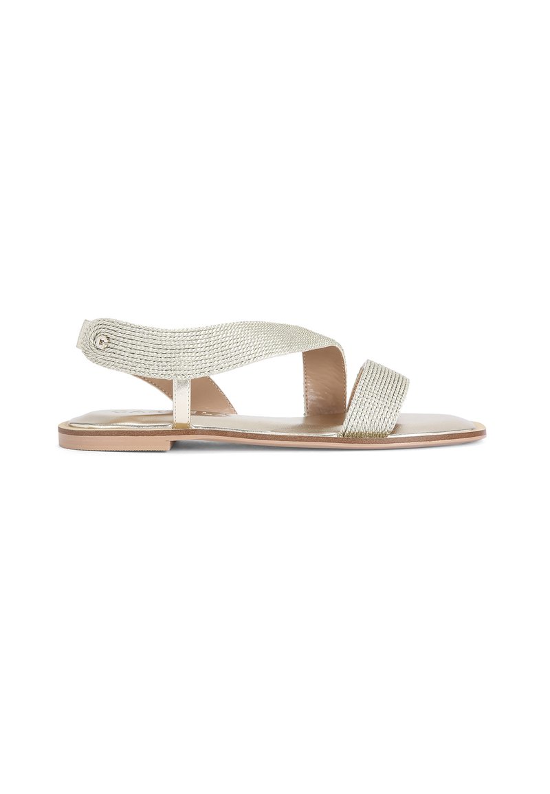 Sandali piatti con una tomaia intrecciata in oro metallico. Presentano una fascetta per le dita e una fascetta ankle regolabile. Suola liscia beige. Design minimalista.