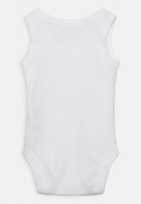 Bílý bavlněný body s bezrukávovým designem, kulatým výstřihem a patentkami na spodní části. Hladká textura s prošívanými okraji.