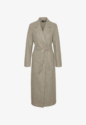 Cappotto lungo con cintura in morbido tessuto beige testurizzato, con colletto a punta e maniche lunghe, caratterizzato da una vestibilità su misura.