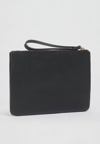 Pochette noire texturée avec fermeture éclair, équipée d'une lanière de poignet et d'une surface lisse avec des accents de motif subtils.
