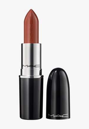 Rouge à lèvres MAC marron avec étui argenté et noir, présenté avec le capuchon retiré et placé à côté sur un fond blanc.