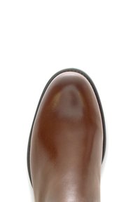 Brauner Lederstiefel mit einer glatten, glänzenden Oberfläche und runder Zehenpartie. Verfügt über eine schwarze Gummisohle mit einem leichten Rand. Keine sichtbaren Verzierungen.