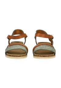Hnědé kožené sandály s tkanými zelenými akcenty, vybavené nastavitelnými popruhy na kotnících, korkovou podrážkou a strukturovanou stélkou.