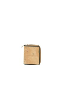 Portafoglio zip-around beige con design mappa, superficie testurizzata, bordi neri e hardware della cerniera dorata. Forma quadrata compatta.