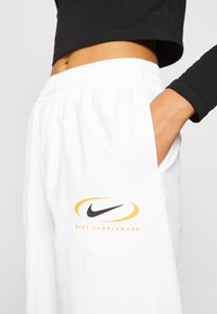 Nike Sportswear Träningsbyxor - white