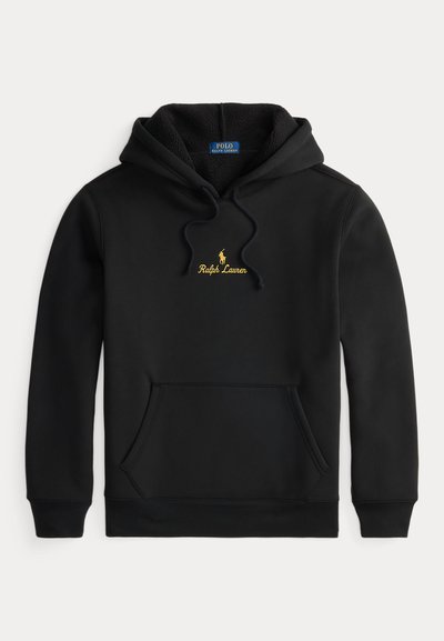 Sweatshirt preto com bolso canguru, apresentando um logotipo "Ralph Lauren" bordado em dourado e um pequeno jogador de polo bordado. Interior em felpa.
