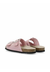 Sandali in suede rosa con fondo in sughero, due ampie cinghie con fibbie argentate e suola in gomma nera testurizzata, progettati per comfort e stile.