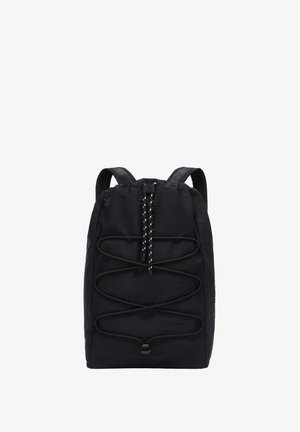 Zaino nero realizzato in un tessuto testurizzato, con spallacci regolabili e una chiusura a coulisse con un intricato design di corda sulla parte anteriore.