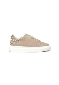 Sneaker in suede beige con suola in gomma bianca, punta rotonda e dettagli in metallo lungo il lato esterno, dotata di chiusura con lacci standard.